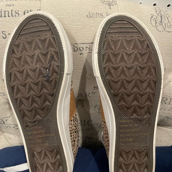 Brand new, never been worn. Size 6.5. - Picture 3 of 6